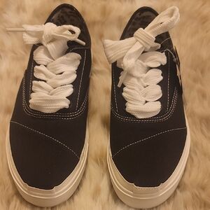 NWT Toms Black and White Cordones Lug Women's Sneakers Size 8